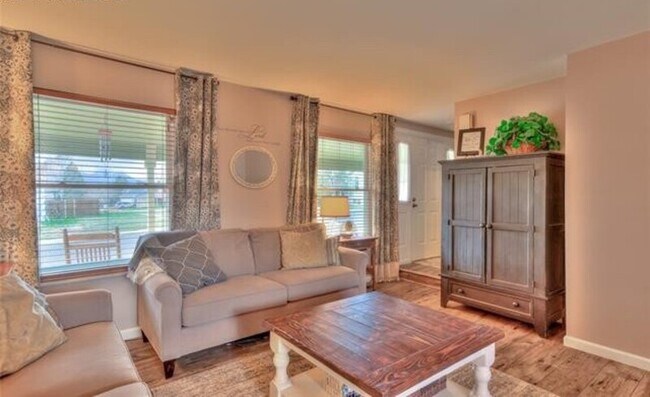 Building Photo - 7805 Lindsey Dr