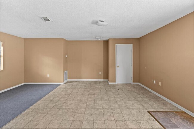 Building Photo - 2200 Peach Ave