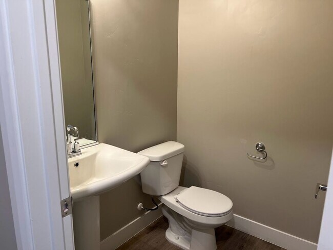 Foto del edificio - Looks Almost Brand New Townhome!