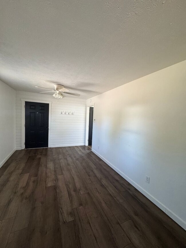 Building Photo - CUTE 2 BED 1 BATH HOUSE