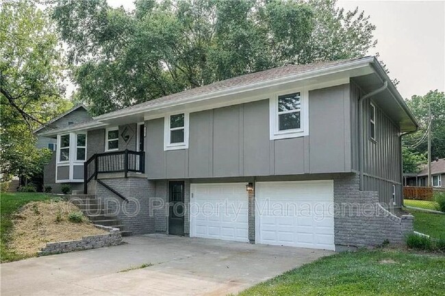 Building Photo - 1102 SW Lakeview Blvd