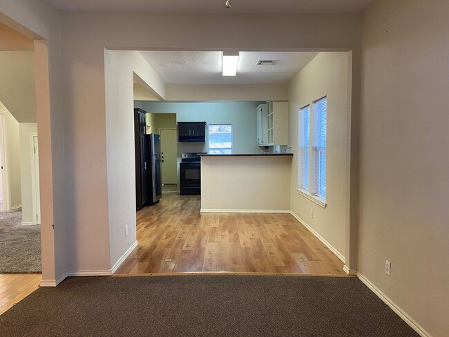 Building Photo - 3 BEDROOM, NEAR SCOTT AND WHITE