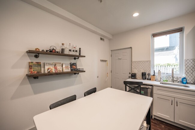 Building Photo - Modern Olde Kensington Home