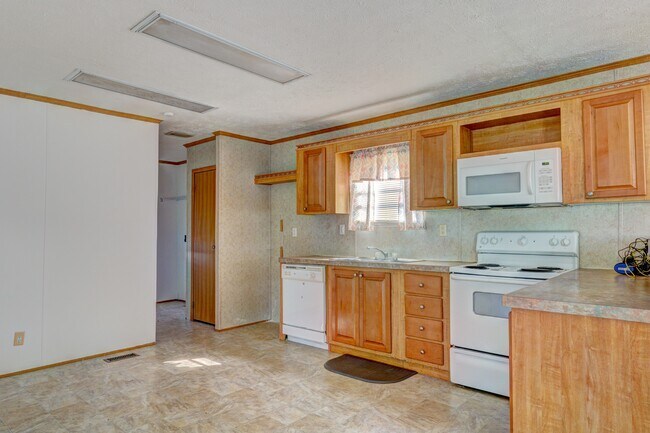 Building Photo - 3569 Oakdale Dr