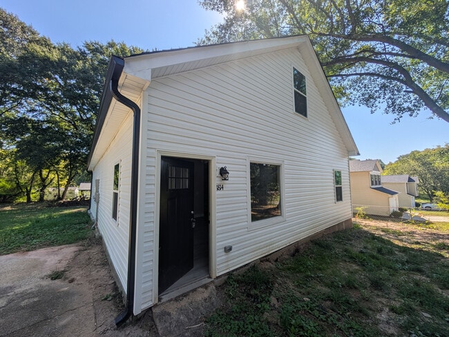 Building Photo - Room in House on Hart St