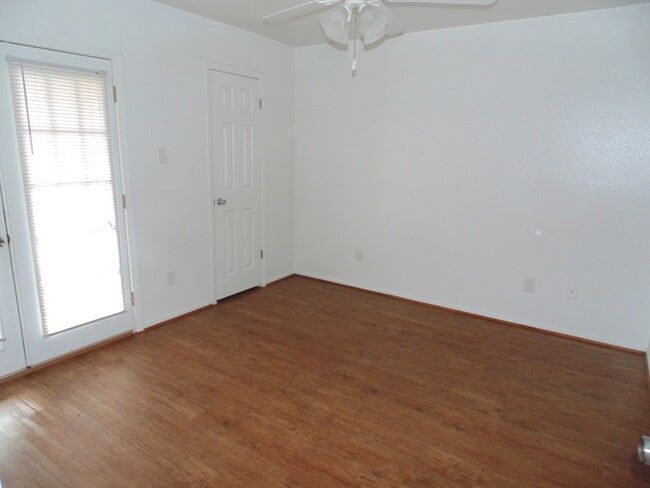 Building Photo - Charming 2-Bedroom Duplex in a Prime Location!