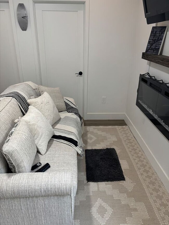 Foto del edificio - Charming Backyard Studio – All Utilities Included - Even WiFI