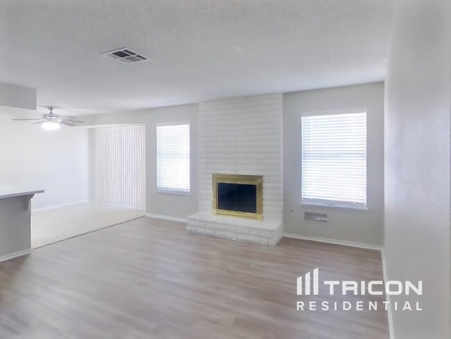 Building Photo - 5152 Laurelwood Ave