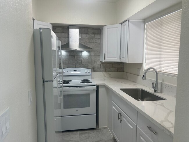 Foto del edificio - FULLY REMODELED 1 BED. APT. / AVAILABLE FOR SELF VIEWING!