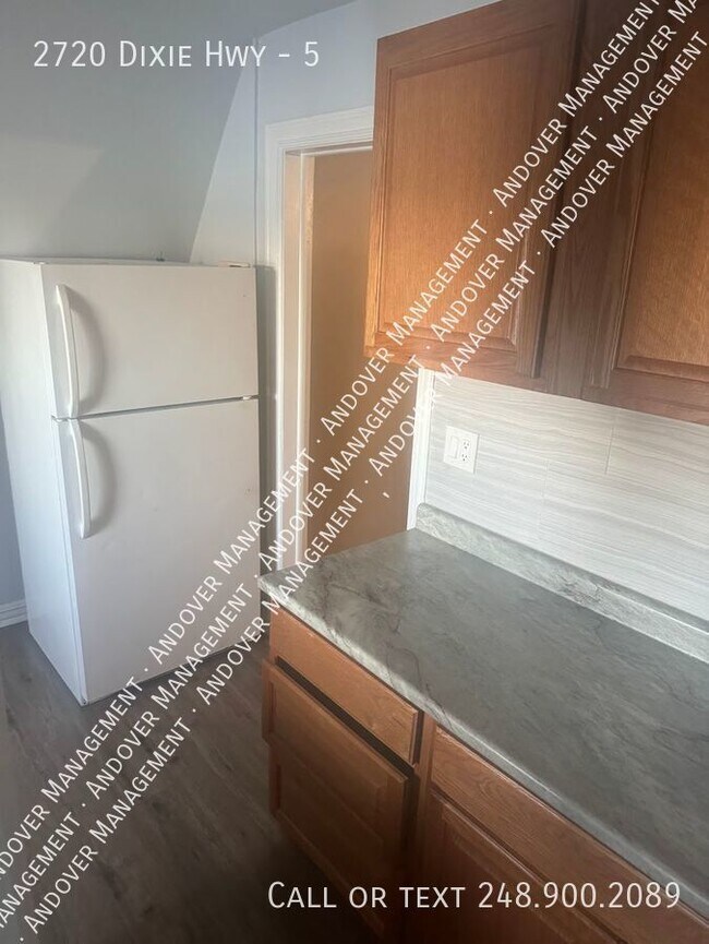 Building Photo - Silver Lake - 2 bed lake view apartment