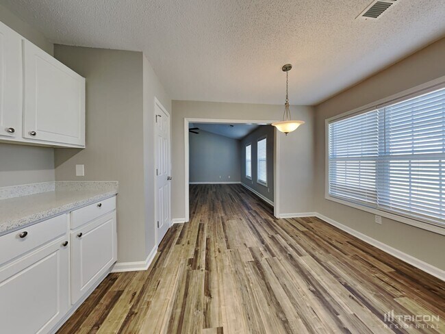 Foto del edificio - 455 Hunters Crossing Dr