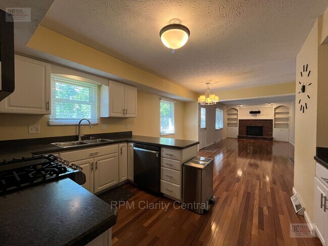 Building Photo - Updated Gahanna Home with Finished Basement & Fenced Yard