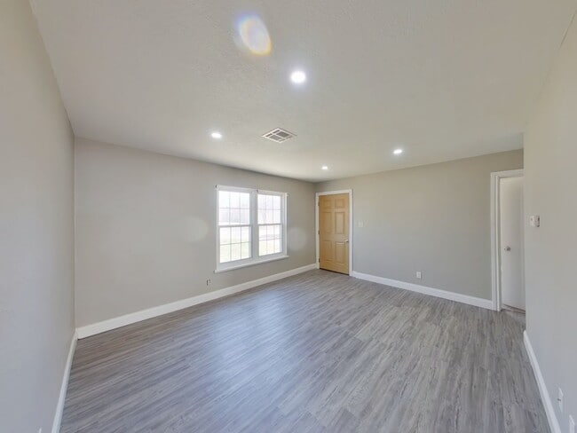 Building Photo - 1921 N Garland St