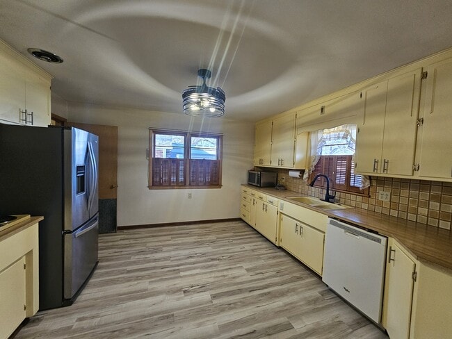 Building Photo - 2232 S 34th St