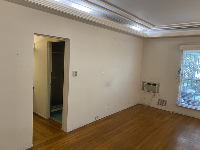Building Photo - 520-522 N Rossmore Ave
