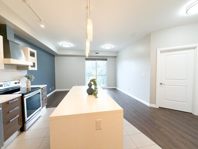 Building Photo - 347 Hyland Dr