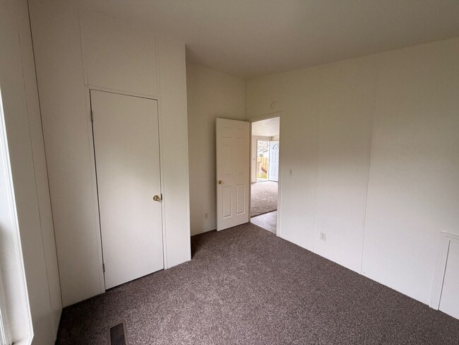 Building Photo - ~Great Updated 3 Bedroom Home in Green~