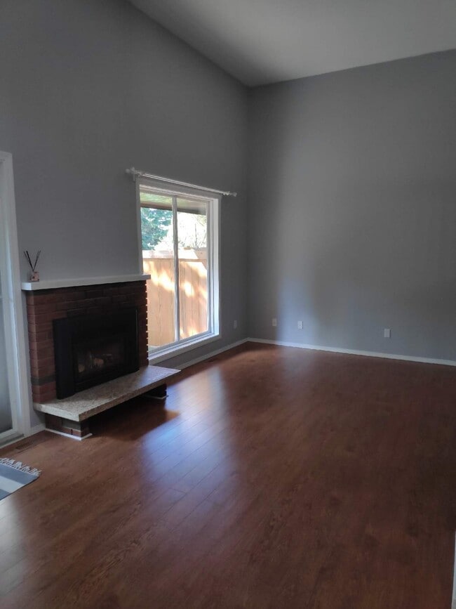 Building Photo - 3 Bed 1.5 Bath Unit in St. Albert, AB
