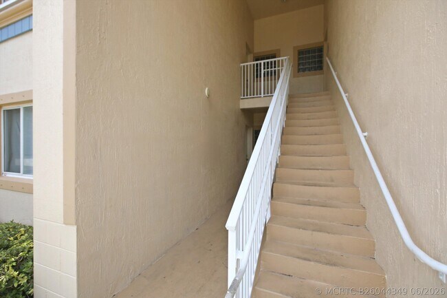Building Photo - 1169 Golden Lakes Blvd
