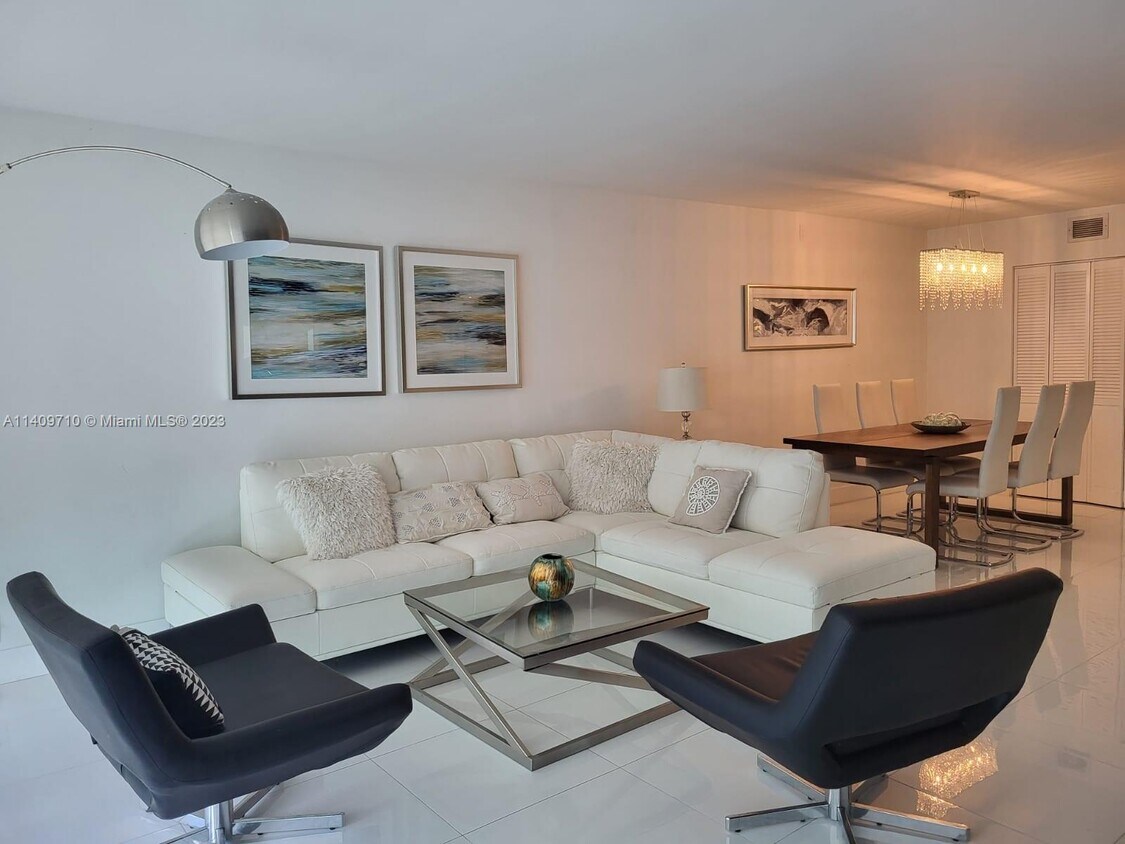 Primary Photo - 100 Bayview Dr