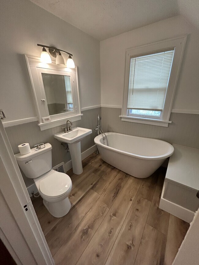 Foto del edificio - 4562 Charles St