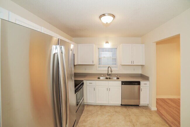 Building Photo - 757 Newport Dr