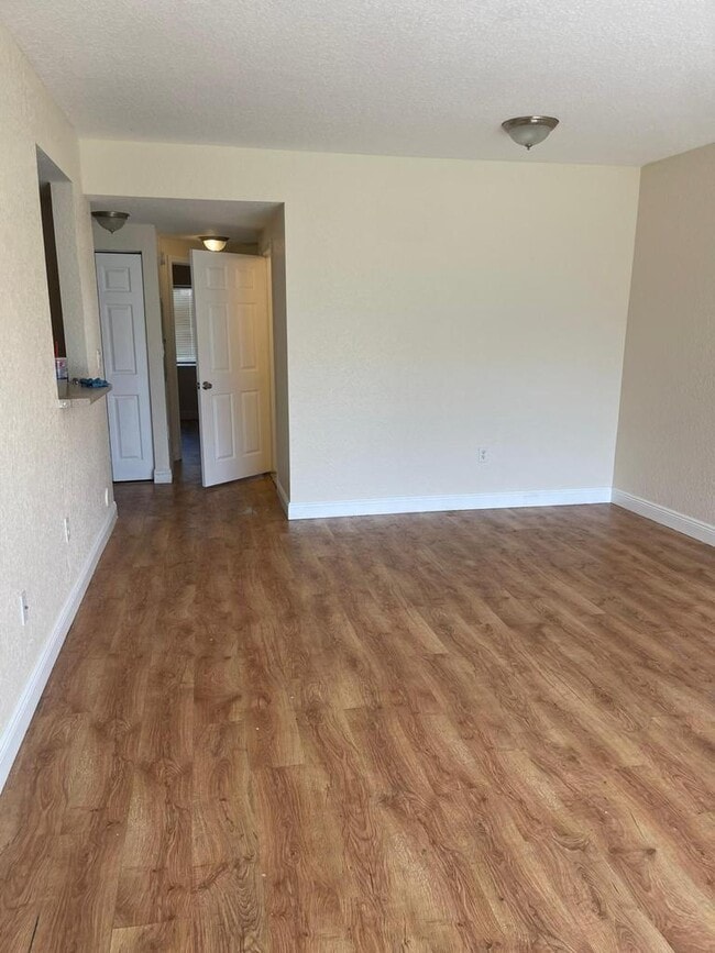 Building Photo - 1055 Golden Lakes Blvd