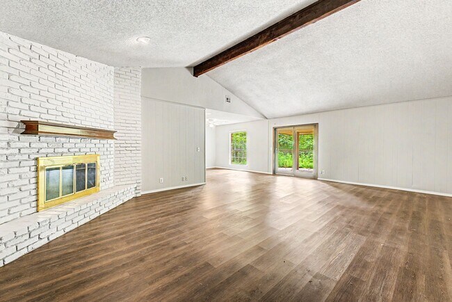 Building Photo - Check out this 4 bedroom 3 bath brick home in Tulsa