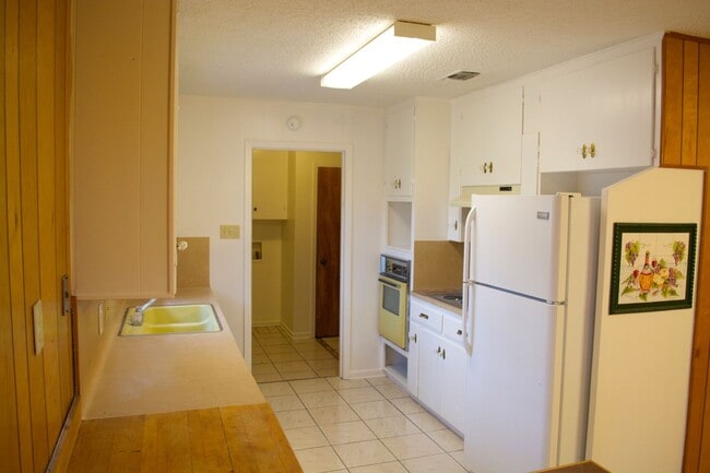 Building Photo - Spacious 4 Bedroom Home with multiple livi...