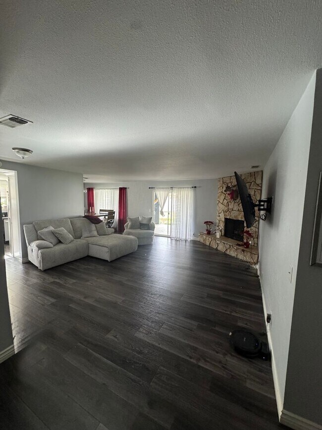 Foto del edificio - Coming soon!!! Beautiful home in SVL / large yard / walking distance to lake / centrally located