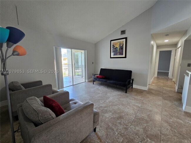 Foto del edificio - 18860 NW 57th Ave