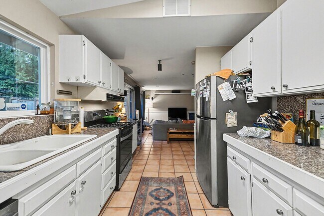 Foto del edificio - Charming 3-Bedroom Single-Family Home in Bellevue - $3,600!!