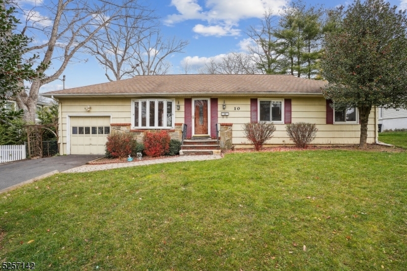 Primary Photo - 10 Macopin Dr