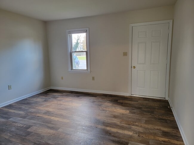 Building Photo - 665 Brunnerville Rd