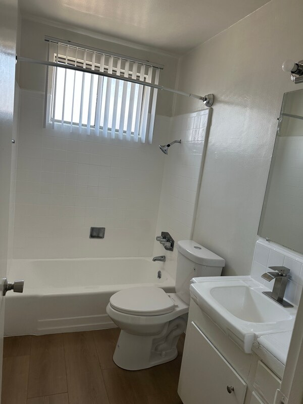 Foto principal - 8200 Owensmouth Ave