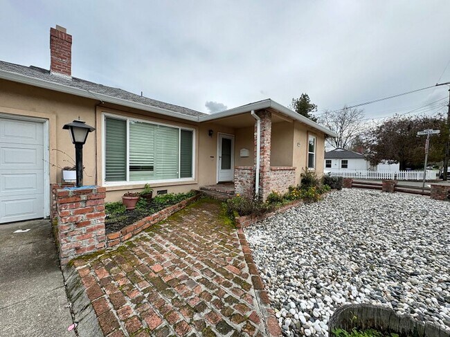 Building Photo - Centrally Located Three Bedroom Napa Home