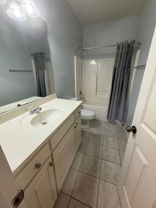 Foto del edificio - Beautiful Home on the Lake in Nicholson Lake Subdivision and Near LSU