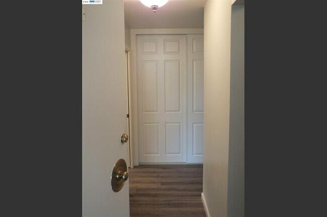 Building Photo - 950 Shorepoint Ct