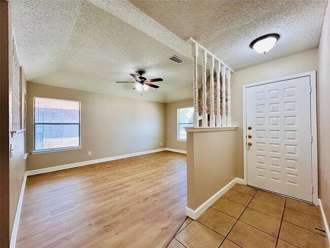 Foto del edificio - 12300 Deer Falls Dr