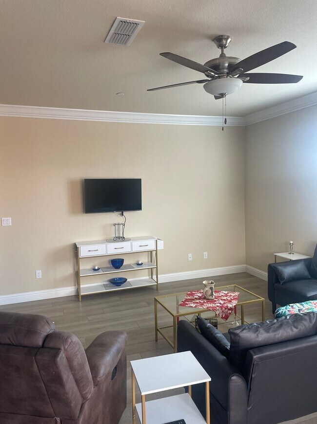 Building Photo - LARGE 4BED 2.5 BATH - GREAT FOR TRAVELING ...