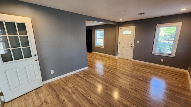 Foto del edificio - Beautiful 2 bedroom house with granite and central heat and air