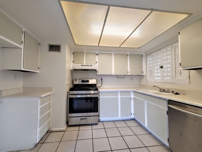 Building Photo - Single Story Beautiful House - Close to Ev...