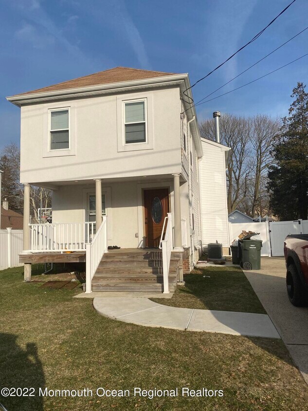 Primary Photo - 215 Cedar St
