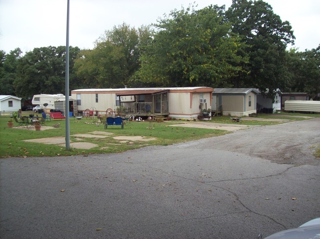 Building Photo - TRAILS END MOBILE HOME PARK