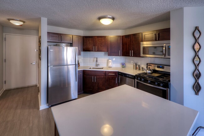 Building Photo - 550 N State St