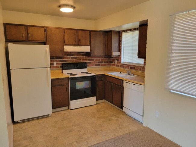 Foto del edificio - 4 Bed Home Available Now!