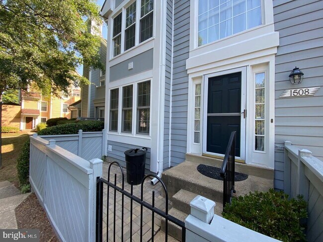 Foto del edificio - Inviting Townhome Living in Desirable Reston Community