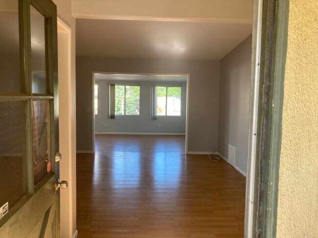 Foto del edificio - 7935 Tujunga Ave