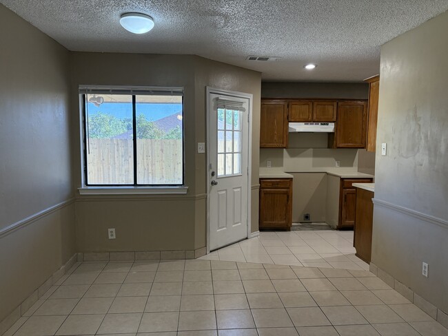 Building Photo - 716 Long Ct