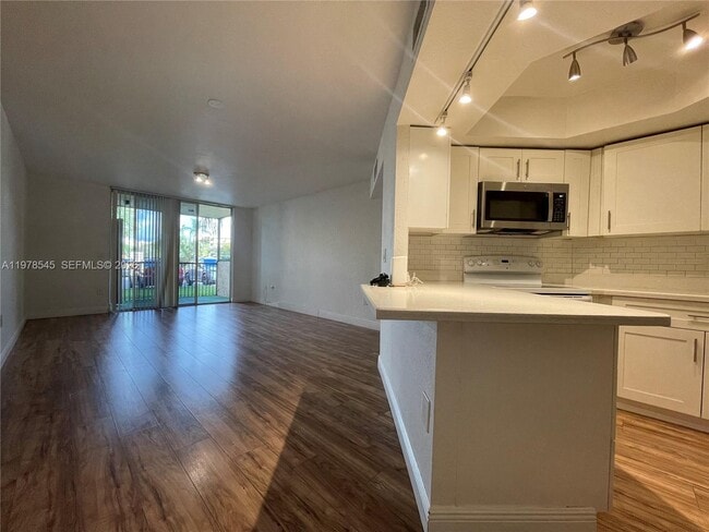 Foto del edificio - 8323 Lake Dr